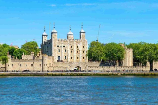 Londra'nın ünlü tarihi yapısı, Londra Kulesi'nin manzarası.