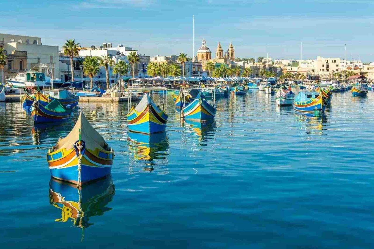 Malta Adası'nda denizdeki renkli sandalların manzarası.