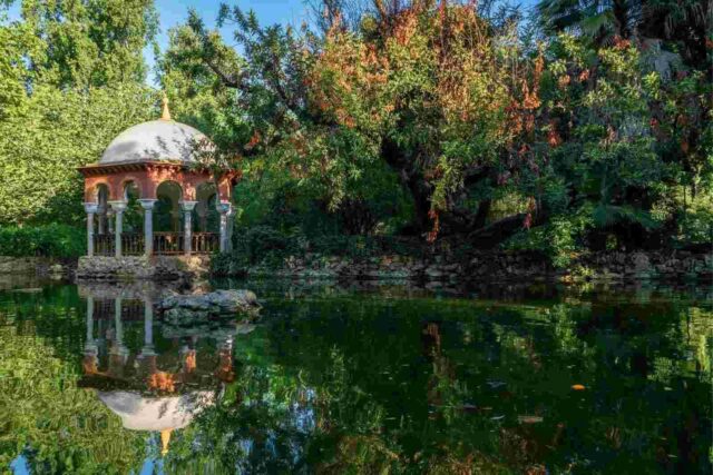 Maria Luisa Parkı'ndan, doğal güzellikleri ve peyzaj tasarımını gösteren bir görüntü.