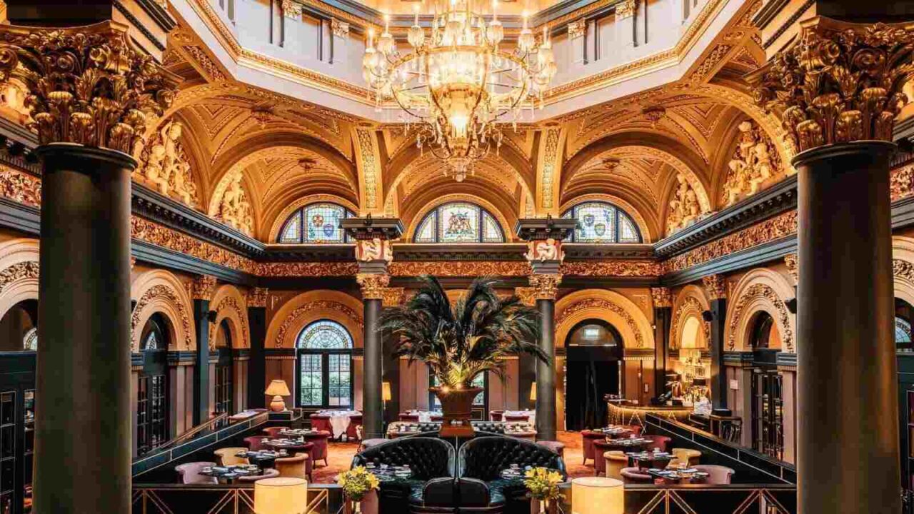 Merchant Hotel'in Great Room restoranının iç mekan manzarası.