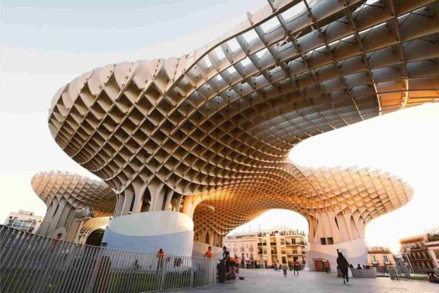 Sevilla'daki modern mimari yapılarından Metropol Parasol'un manzarası.