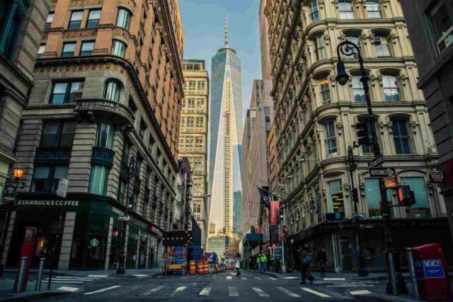 New York'ta güzel bir iş binasına çıkan sokak