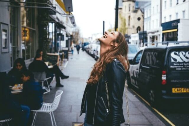 Oxford'da bir kafenin önünde duran bir kadın.
