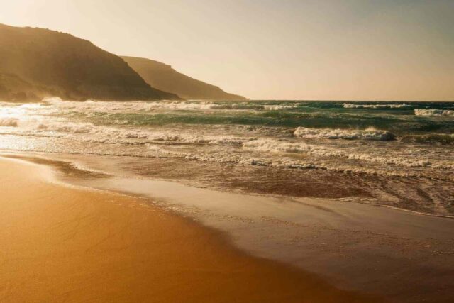 Denize vuran güneş ışığı ile güzel bir plaj