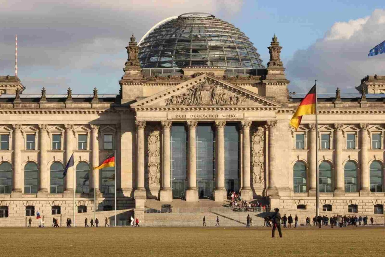 Almanya'daki tarihi Reichstag Binası'nın manzarası.