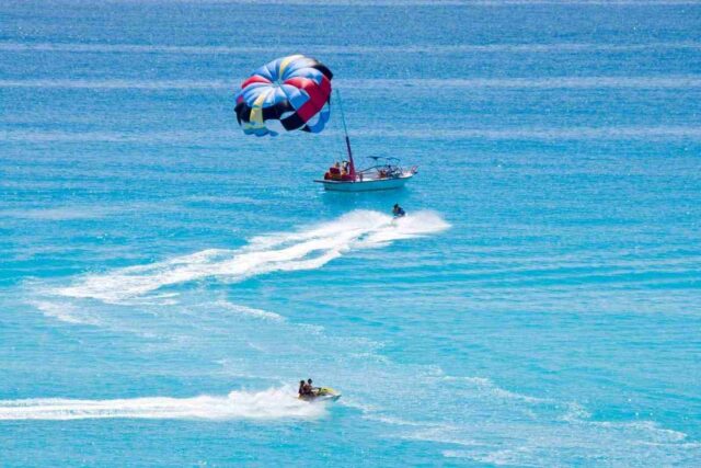 Denizde gerçekleştirilen su sporlarından bir sahne.