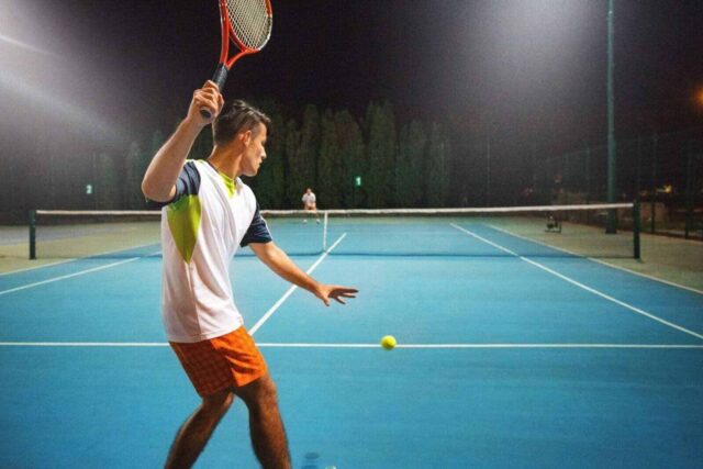 Tenis oynayan bir kişinin görüntüsü.
