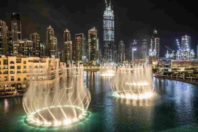 Dubai'deki ünlü The Dubai Fountain su gösterisinin manzarası.