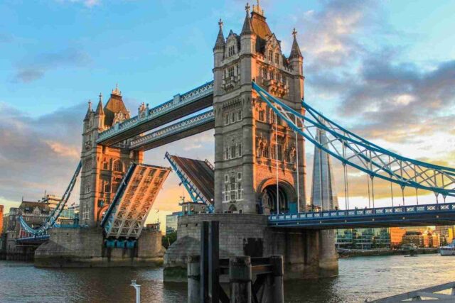 Londra'daki ünlü Tower Bridge'in manzarası.