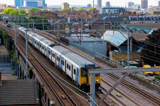 Raylar üzerinde hareket eden bir tren.