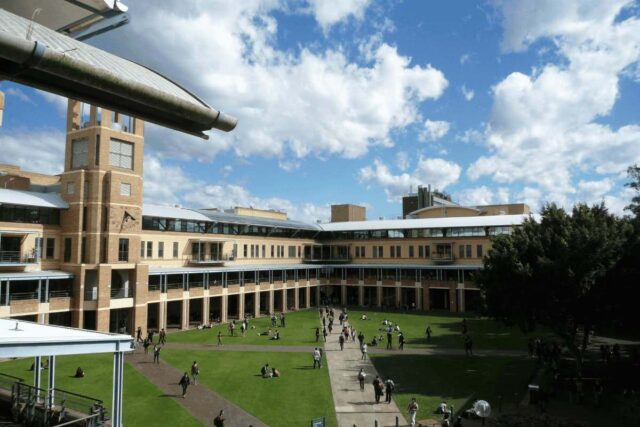 Güzel bir üniversite kampüsünün manzarası.