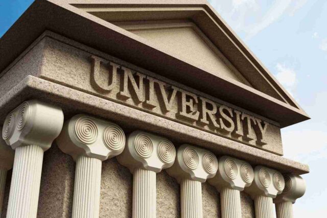 University' yazılı bir tabela veya başlık.