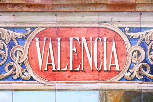 Valencia yazılı bir tabelanın görüntüsü.