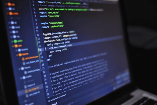 Bir laptop ekranında açık olan kod yazılımı görüntüsü.