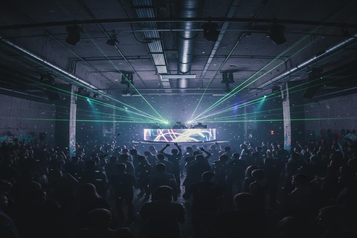 Berlin'de bir gece kulübünde dans eden kalabalık atmosferi