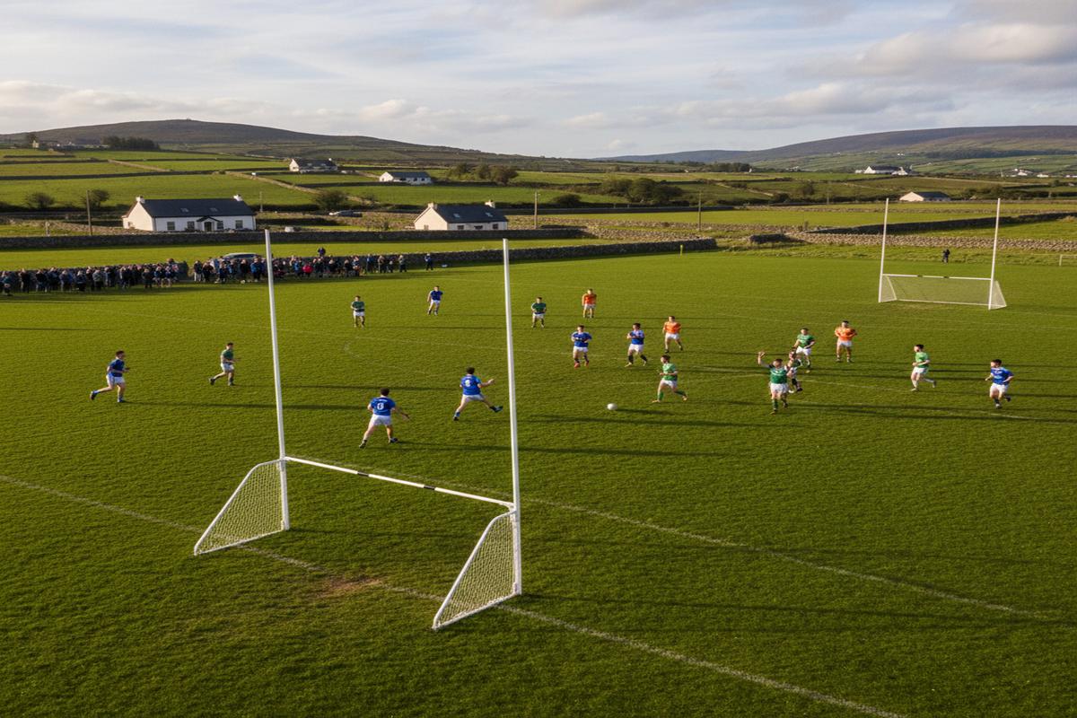 Gaelic futbolu oynayan oyuncular ve futbol sahası