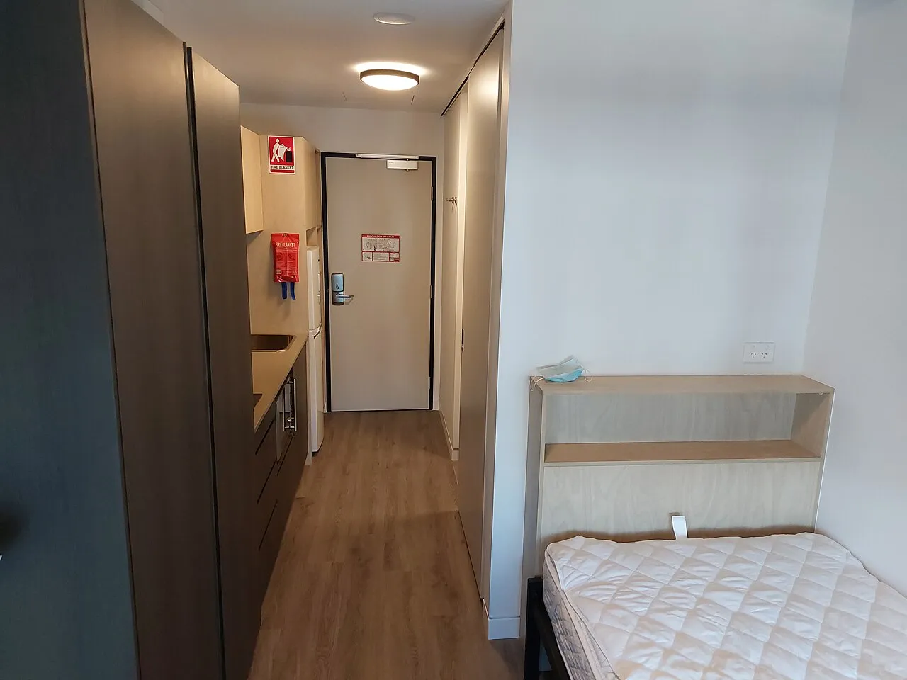 Öğrenci rezidansında tek kişilik oda – yatak, dolap ve mini mutfak