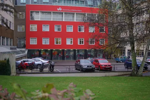 Bedfordshire Üniversitesi Luton kampüsü kırmızı bina