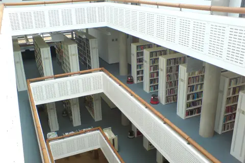 Bedfordshire Üniversitesi kütüphane içi
