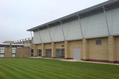 Bedfordshire Üniversitesi spor salonu ve çim alan
