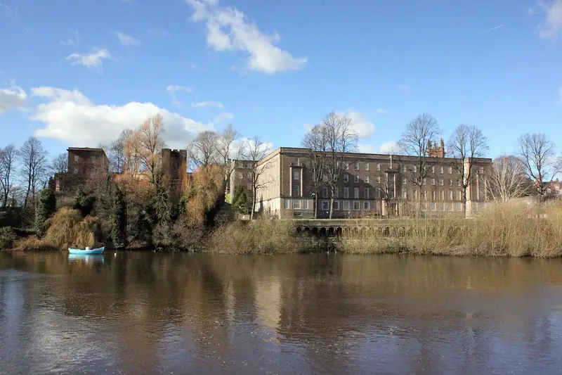 Chester Üniversitesi Riverside kampüsü ve Dee Nehri
