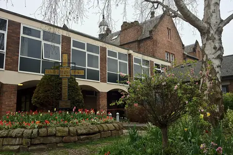 Chester Üniversitesi avlu ve çiçek bahçesi