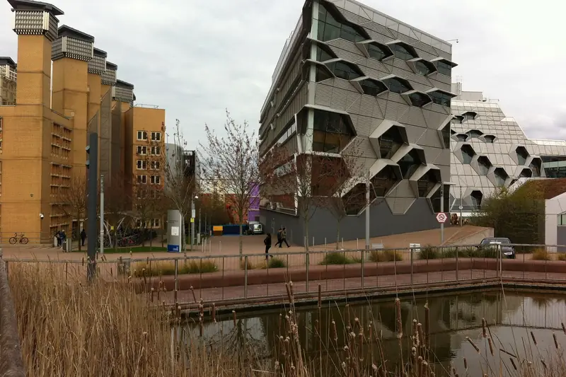 Coventry Üniversitesi kampüsü ve gölet