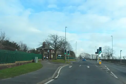 St Helens Road, Edge Hill Üniversitesi girişinde