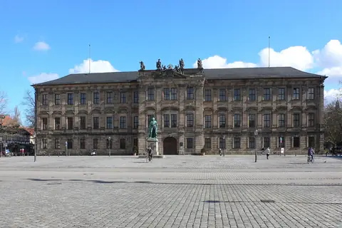 Erlangen Schlossplatz ve FAU binaları