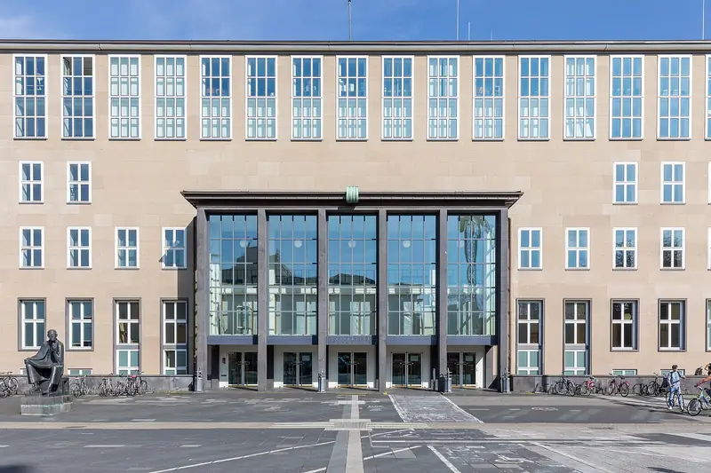 Köln Üniversitesi ana binası