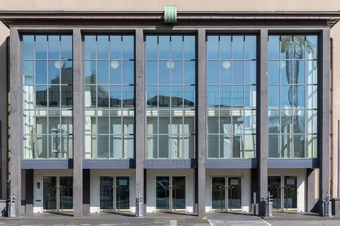 Köln Üniversitesi ana bina girişi