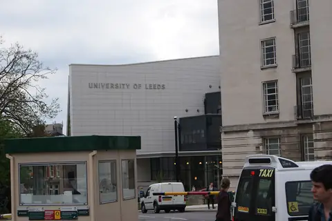 Leeds Üniversitesi kampüs girişi