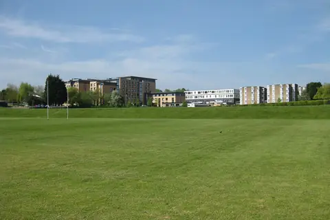 Leeds Trinity Üniversitesi spor sahası ve kampüs binaları