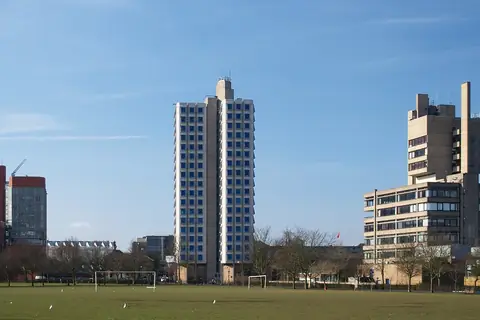 Leicester Üniversitesi Attenborough ve Engineering kuleleri