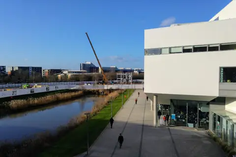 Lincoln Üniversitesi Brayford Pool kıyısında bina