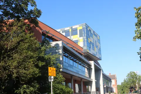 Middlesex Üniversitesi Hendon kampüsünde modern bina