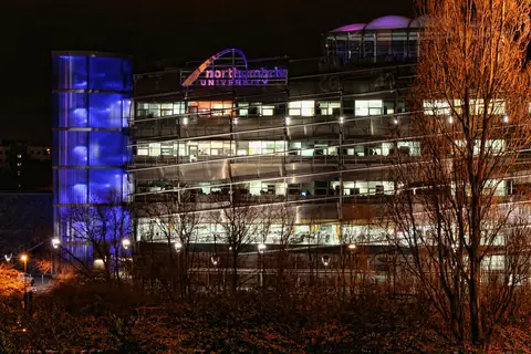 Northumbria Üniversitesi kampüs binası geceleyin