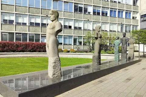 Northumbria Üniversitesi kampüsündeki Five Figures heykelleri