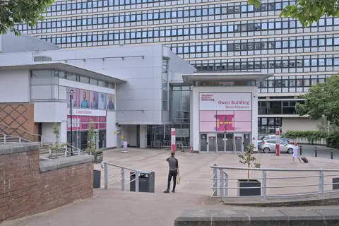 Sheffield Hallam Üniversitesi Owen Building avlusu