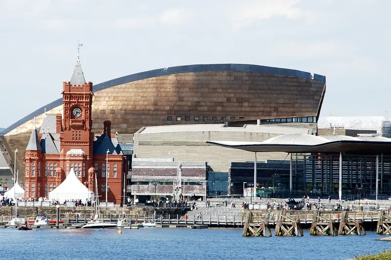 Cardiff Bay, Pierhead ve Wales Millennium Centre