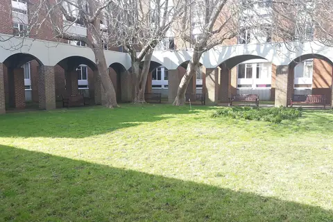Sussex Üniversitesi Arts avlusu ve kemerli yapı