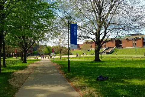 Sussex Üniversitesi kampüs yürüyüş yolu