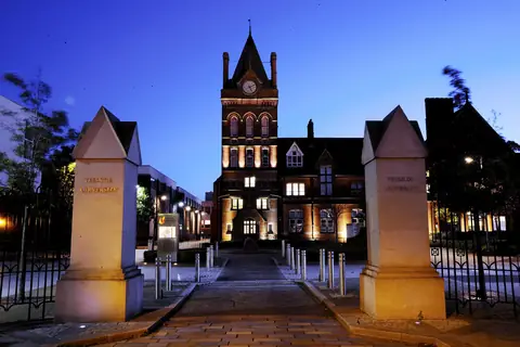 Teesside Üniversitesi ana giriş ve saat kulesi