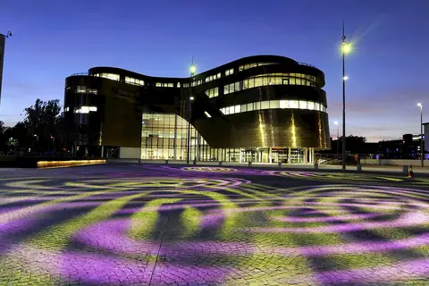 Teesside Üniversitesi The Curve binası akşam