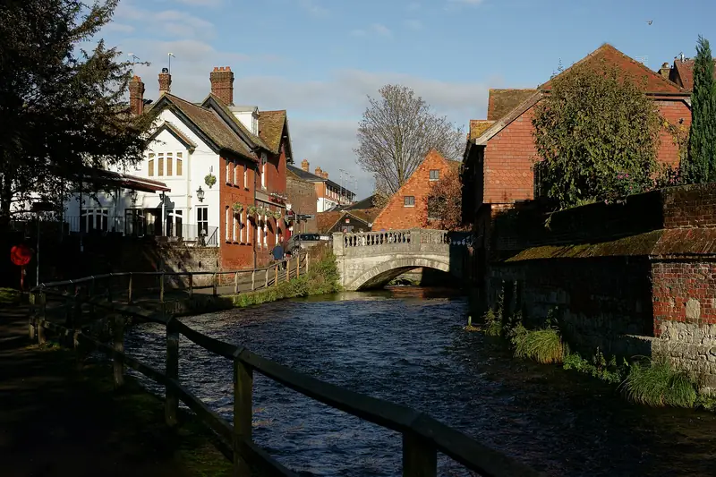 Winchester şehrinden geçen Itchen Nehri